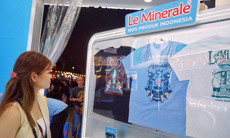 Edukasi Konsumen Produk Daur Ulang PET di Booth Le Minerale pada Jakarta Fair Kemayoran (JFK) 2024
