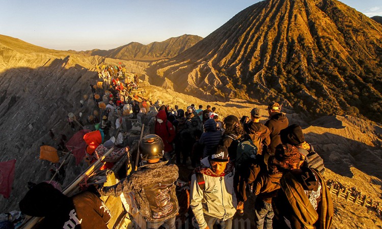 Ritual Yadnya Kasada Suku Tengger