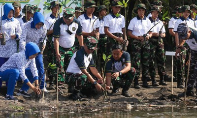 Siswa Kodiklatal Wira Jala Yudha Tanam Mangrove