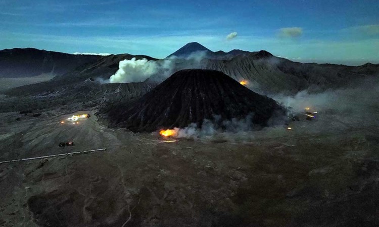 Gunung Batok di Kawasan Taman Nasional Bromo Tengger Semeru Masih Terbakar