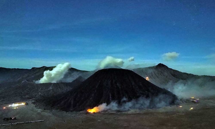 Gunung Batok di Kawasan Taman Nasional Bromo Tengger Semeru Masih Terbakar