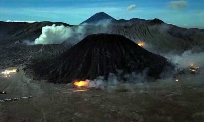 Gunung Batok di Kawasan Taman Nasional Bromo Tengger Semeru Masih Terbakar