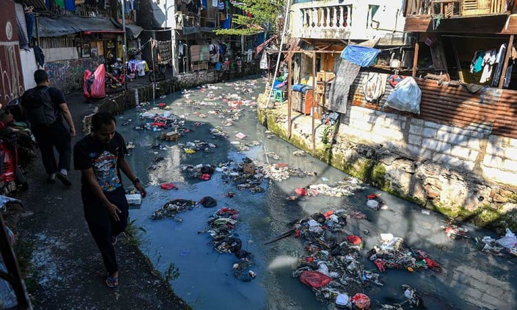 Sungai Ciliwung di Jakarta Dipenuhi Sampah