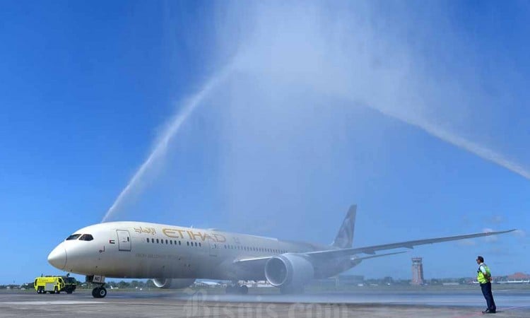 Etihad Terbang Perdana Abu Dhabi-Denpasar