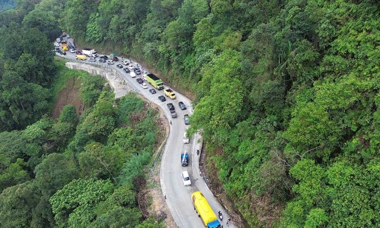 Sejumlah Kendaraan Terjebak Kemaceran di Kawasan Sitinjau Laut Sumatra Barat.