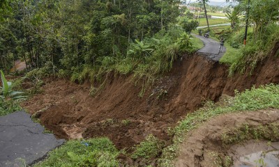 Kampung di kabupaten Tasikmalaya Terisolir Karena Jalan Longsor