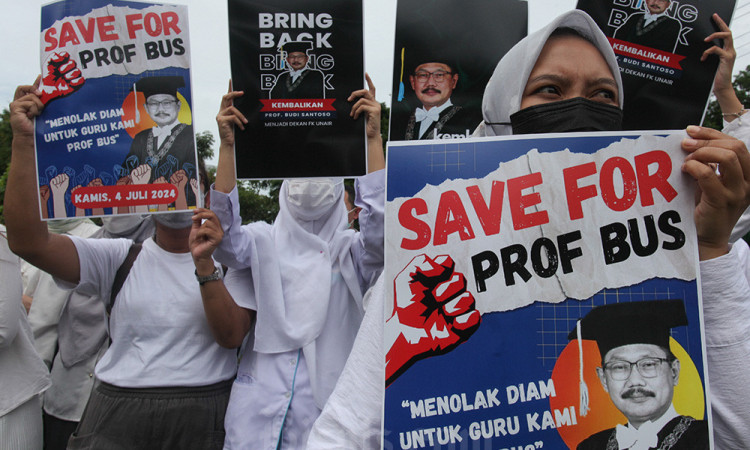 Unjuk Rasa di Fakultas Kedokteran Universitas Airlangga