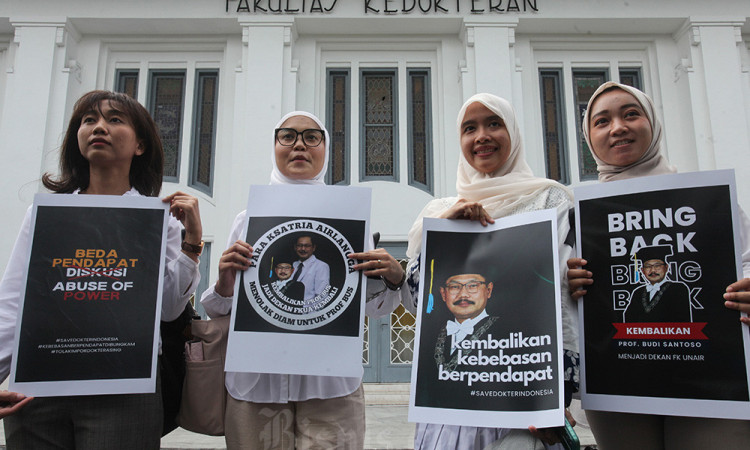 Unjuk Rasa di Fakultas Kedokteran Universitas Airlangga