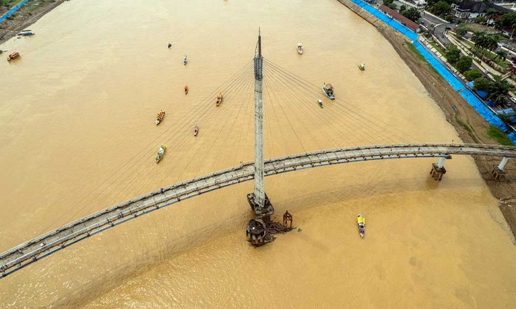 Parade Kapal Hias Meriahkan Festival Batanghari 2024