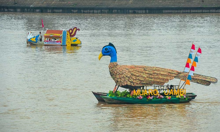 Parade Kapal Hias Meriahkan Festival Batanghari 2024