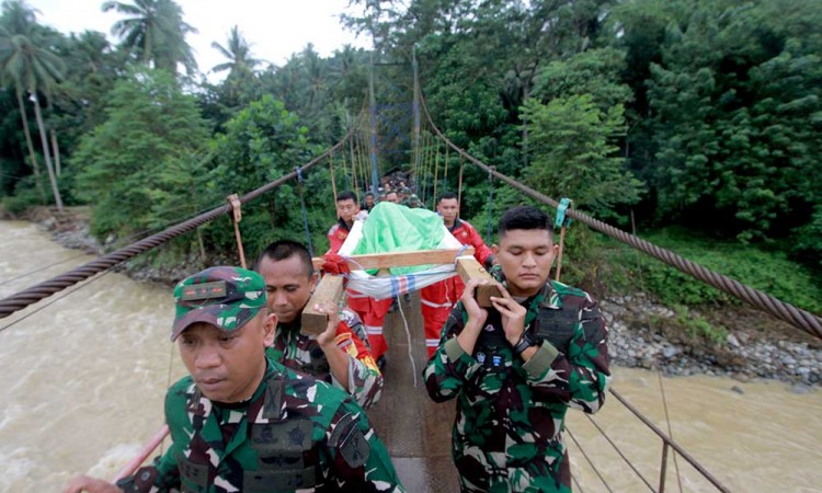 Evakuasi Korban Longsor di Kawasan Tambang Emas Rakyat di Gorontalo