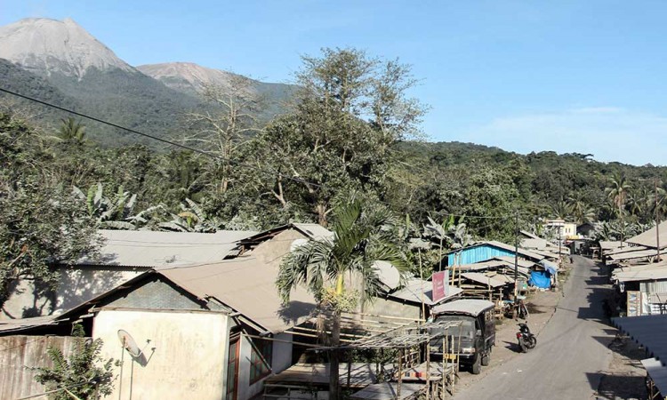 Hujan Abu Vulkanik Erupsi Gunung Lewotobi Laki-Laki di Flores Timur