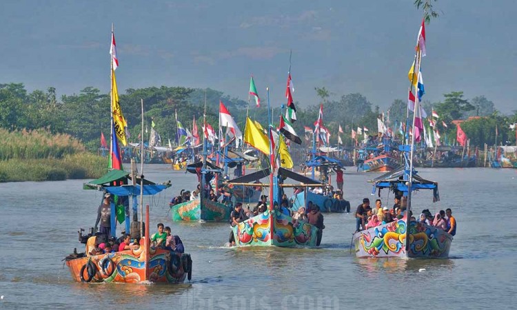 Tradisi Sedekah Laut di Pantai Tawang