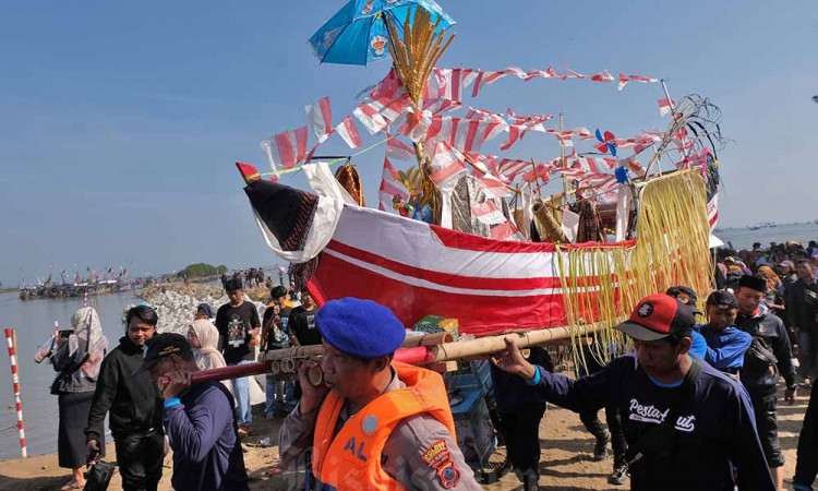Tradisi Sedekah Laut di Pantai Tawang