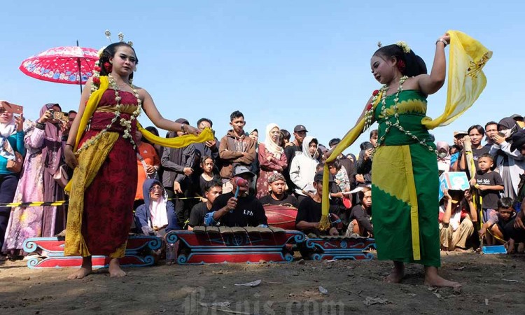 Tradisi Sedekah Laut di Pantai Tawang
