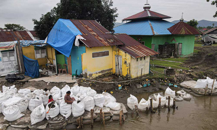 Pemasangan Karung Untuk Mencegah Abrasi Sungai Konaweha