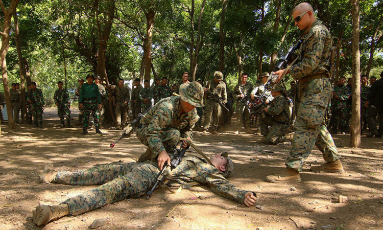 Latihan Bersama Platoon Exchange Marinir dan USMC