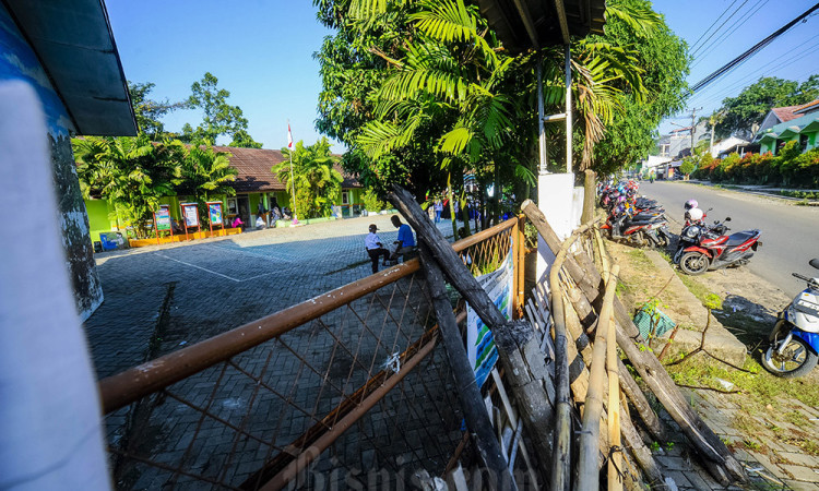 Sudah Hampir Setahun, Gerbang SDN Kuranji Ditutup Tumpukan Kayu