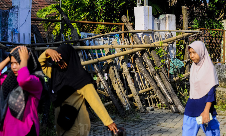 Gerbang SDN Kuranji Ditutup Dengan Tumpukan Kayu