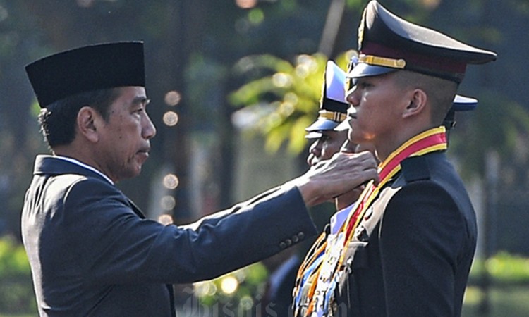 Pelantikan 906 Orang Calon Perwira TNI dan Polri di Istana Negara