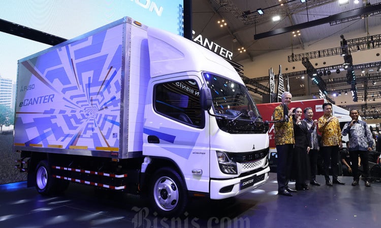 Peluncuran Truk Listrik eCanter di GIIAS 2024