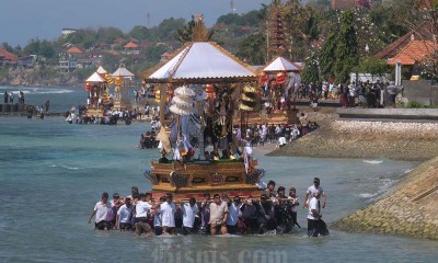 Upacara Ngaben Massal di Nusa Penida Bali