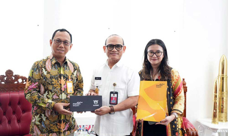Bank Mandiri Taspen dan ASABRI Serahkan Pensiuan Pertama dan Tabungan Hari Tua