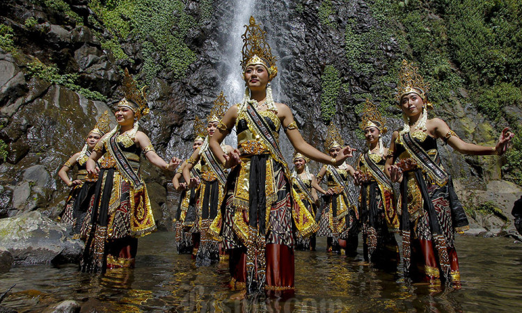 Ritual Siraman Air Terjun Sedudo di Nganjuk