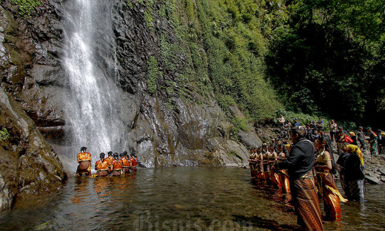 Ritual Siraman Air Terjun Sedudo di Nganjuk