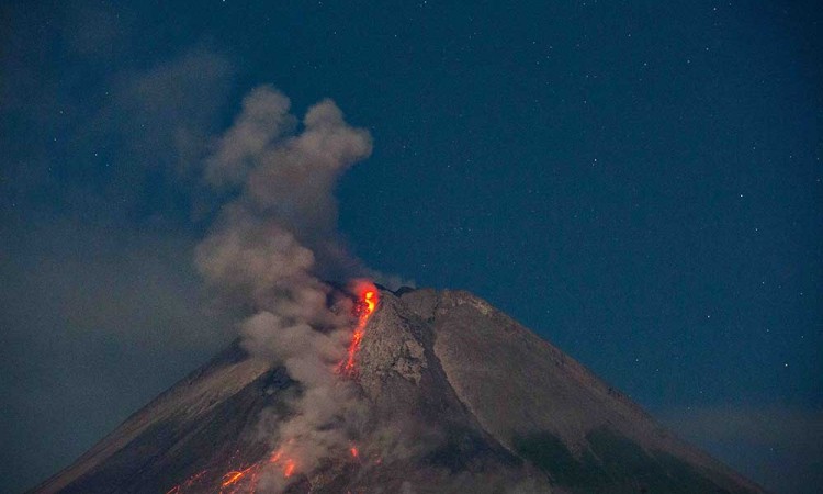 Gunung Merapi Kembali Keluarkan Lava Pijar Sejauh 1.600 Meter