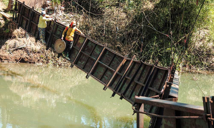 Warga Nekat Gunakan Jembatan Yang Rusak di Sukabumi