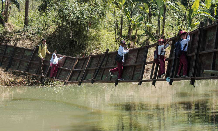 Warga Nekat Gunakan Jembatan Yang Rusak di Sukabumi