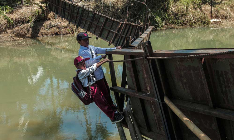 Warga Nekat Gunakan Jembatan Yang Rusak di Sukabumi