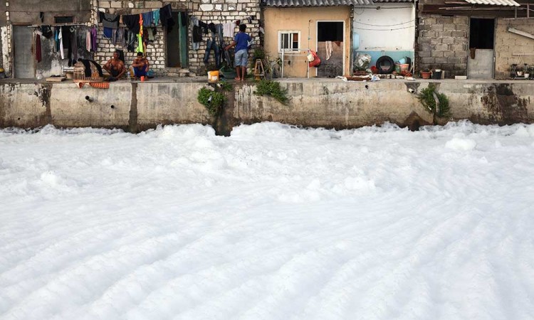 Gumpalan Busa Putih Menyelimuti Sungai Kalisari Damen di Surabaya