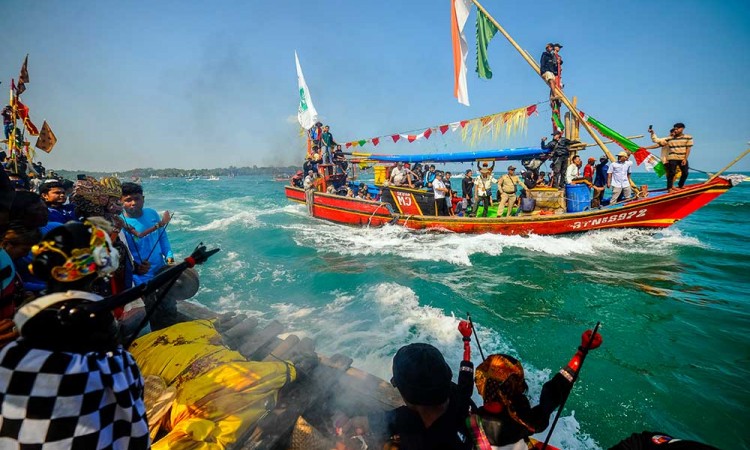 Kemeriahan Tradisi Ruwat Laut Nelayan di Carita