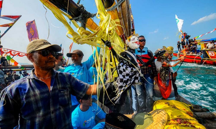 Kemeriahan Tradisi Ruwat Laut Nelayan di Carita