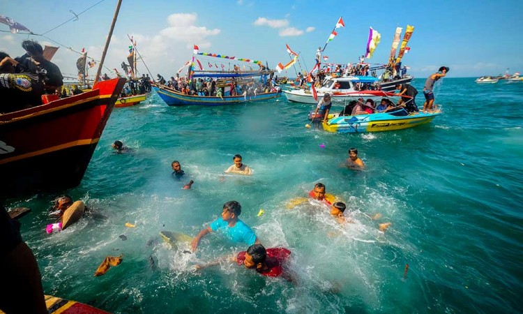 Kemeriahan Tradisi Ruwat Laut Nelayan di Carita