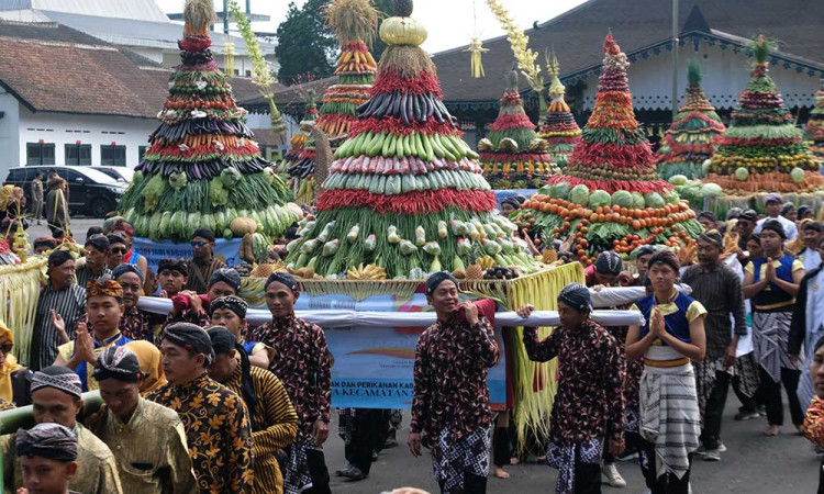 Ribuan Peserta Ikuti Tradisi Upacara Pisowanan Agung di Wonosobo