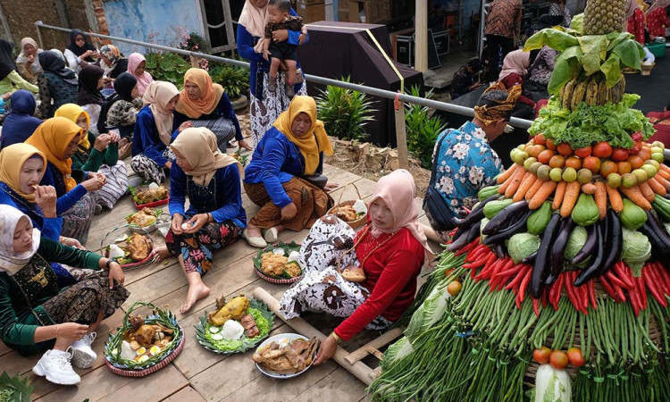 Kirab Tumpeng Lan Tampa Boyong Cacak