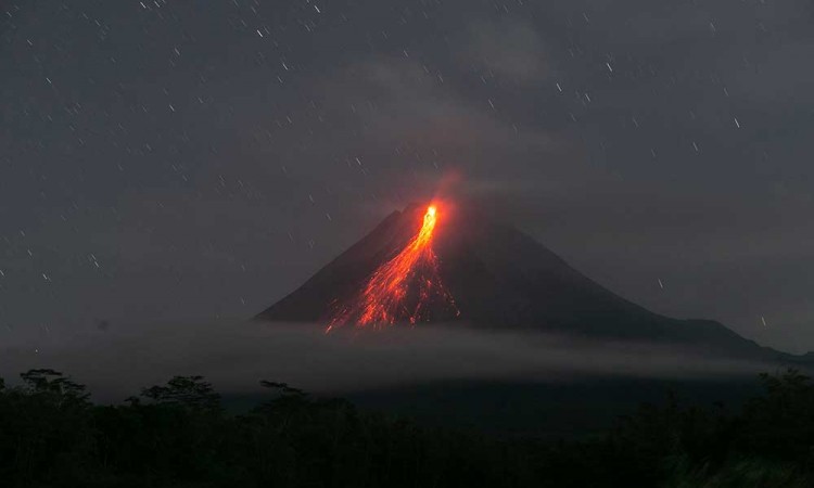Gunung Merapi Kembali Muntahkan Lava Pijar