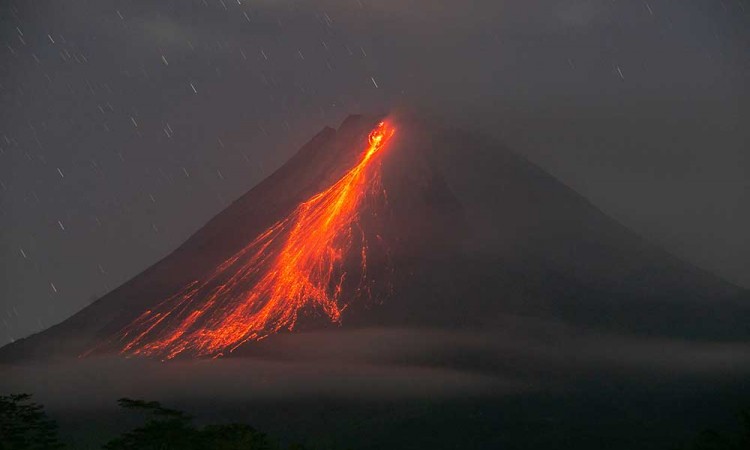 Gunung Merapi Kembali Muntahkan Lava Pijar