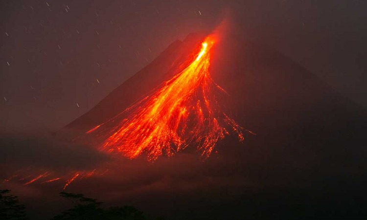 Gunung Merapi Kembali Muntahkan Lava Pijar