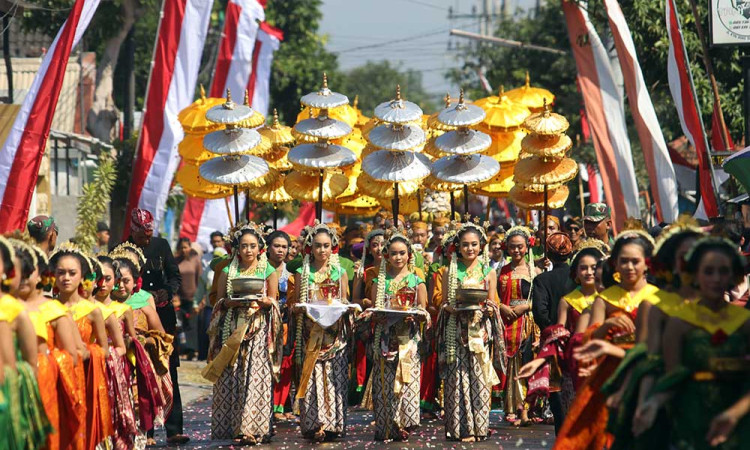 Kemeriahan kirab budaya saat tradisi ziarah Puden Prabu Anom di Kediri