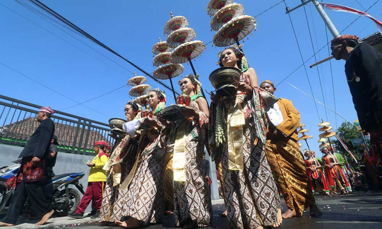 Kemeriahan kirab budaya saat tradisi ziarah Puden Prabu Anom di Kediri