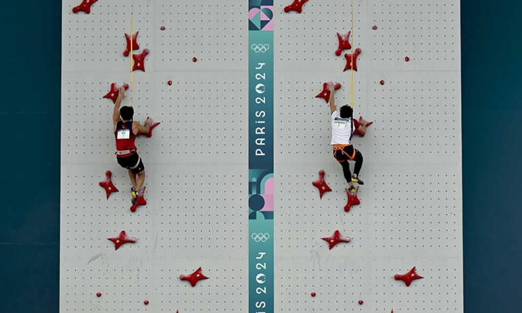 Atlet panjat tebing putra Indonesia Veddriq Leonardo berhasil meraih medali emas di Olimpiade Paris