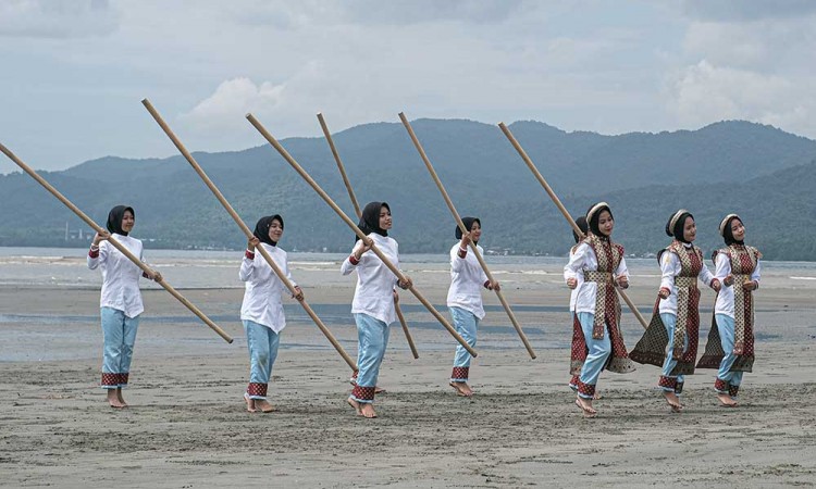 Pertunjukan Tarian Tradisional di Pesisir Konawe