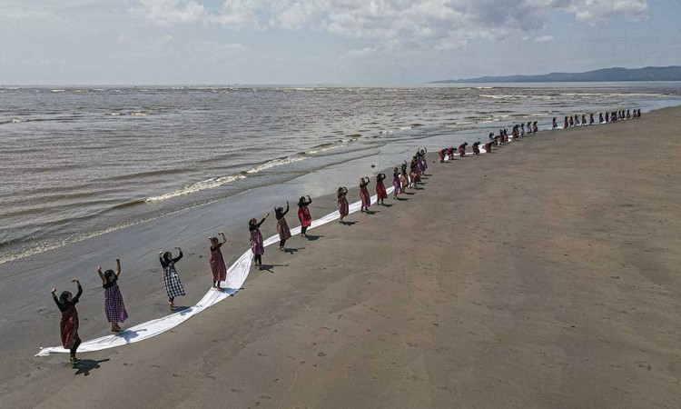 Pertunjukan Tarian Tradisional di Pesisir Konawe