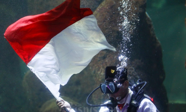 Gladi Bersih Pengibaran Bendera Dalam Air