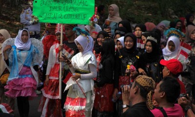 Peragaan Busana Hasil Daur Ulang Sampah di Bogor