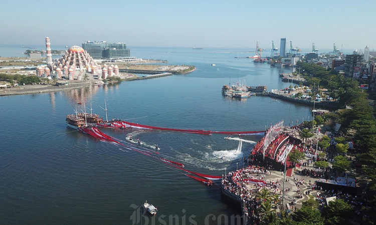 Pembentangan Bendera Merah Putih Raksasa di Pantai Losari